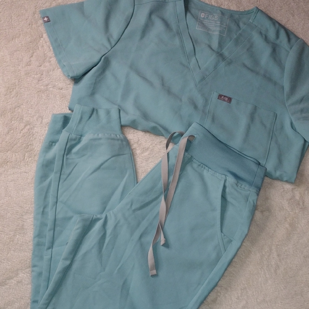 New. Figs Aqua Scrubs Set. Jogger Pants Size Small & Top Size Medium.